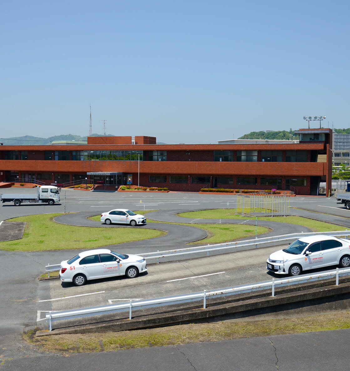 正面から見た教習車