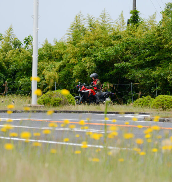 正面から見た教習車