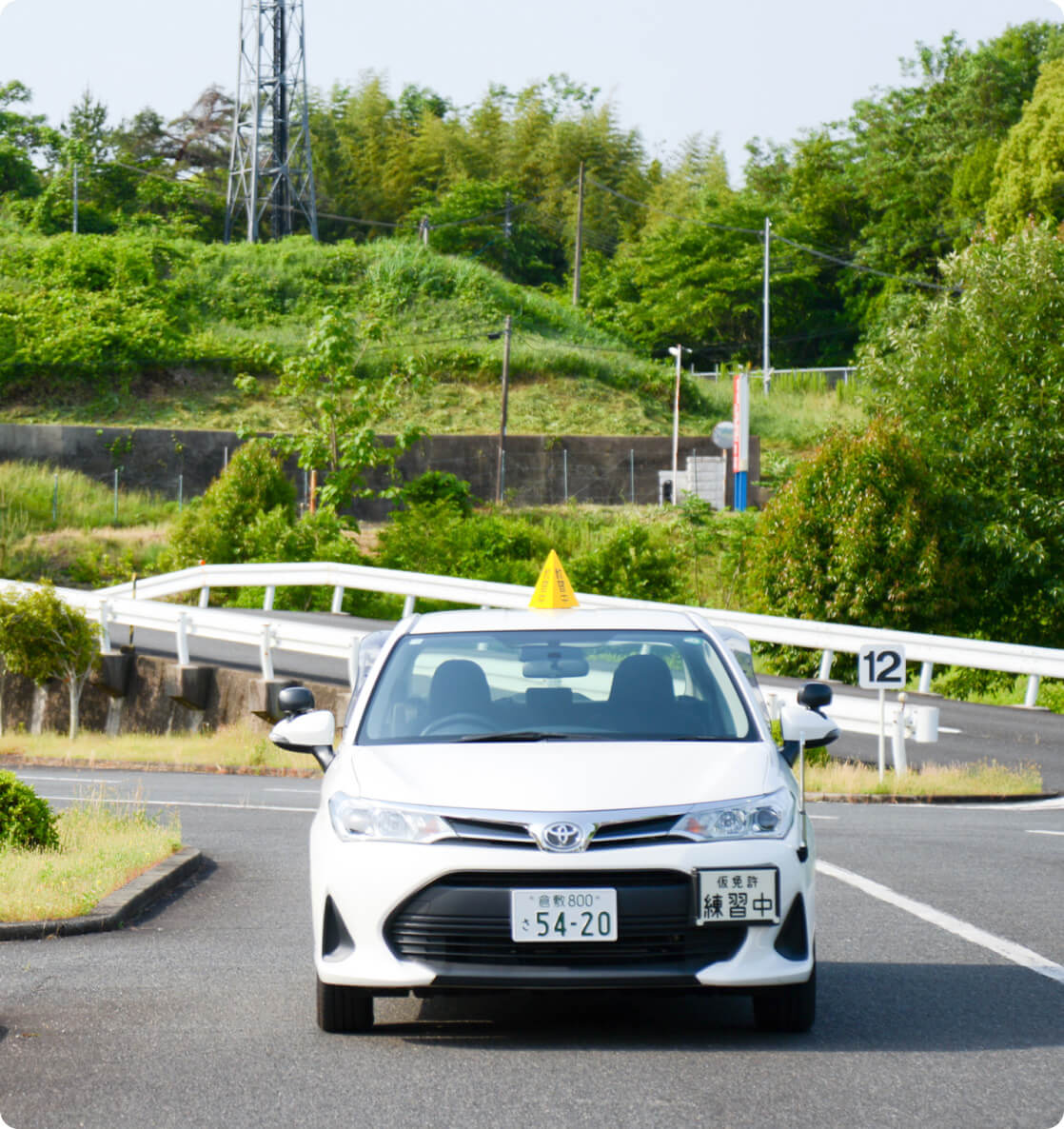 正面から見た教習車