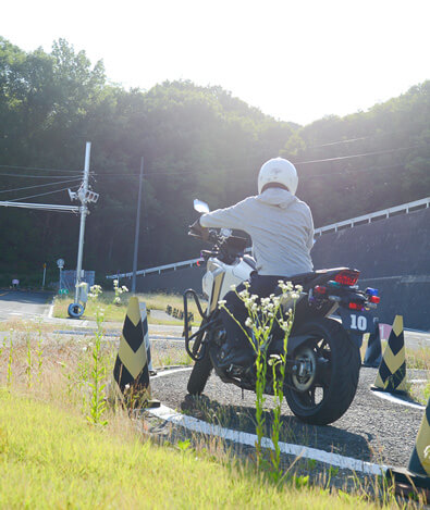 正面から見た教習車