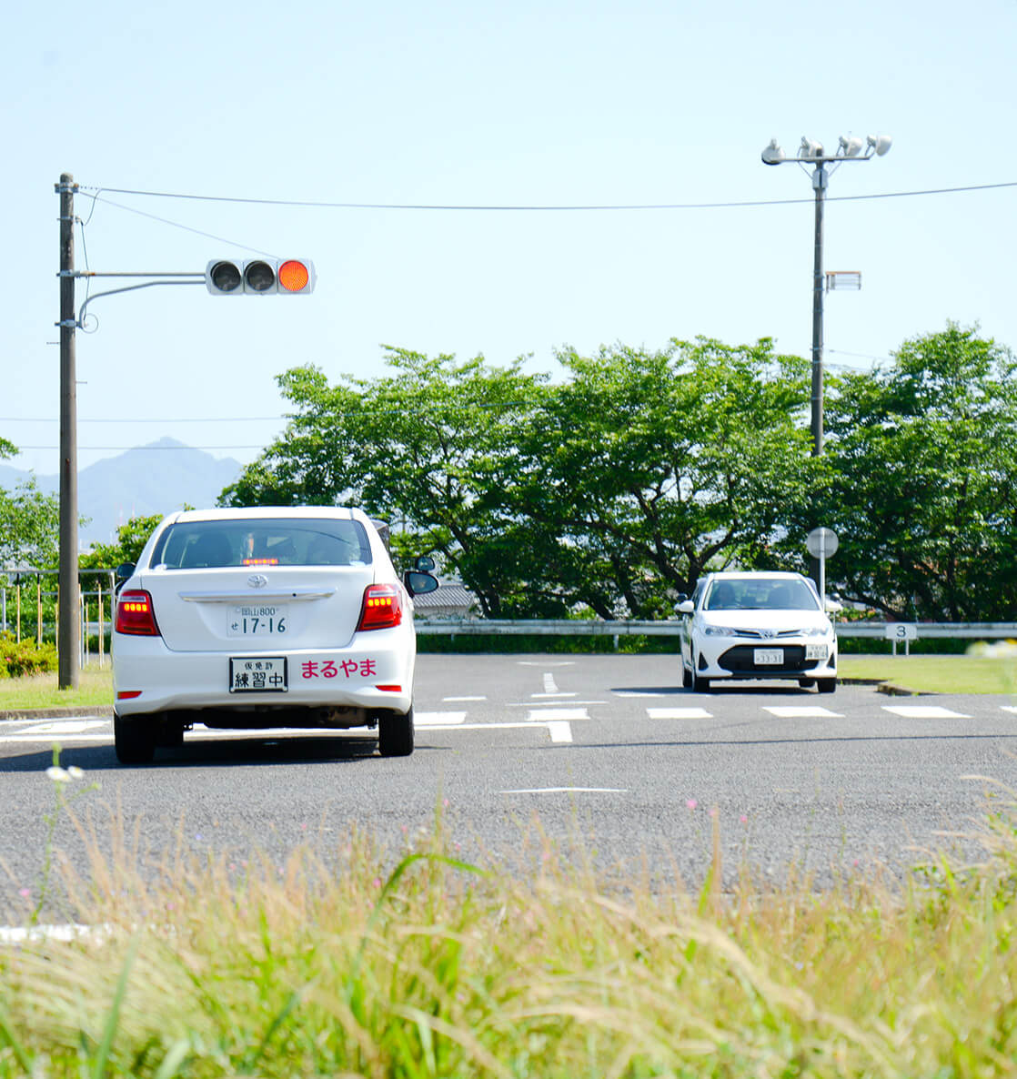 正面から見た教習車